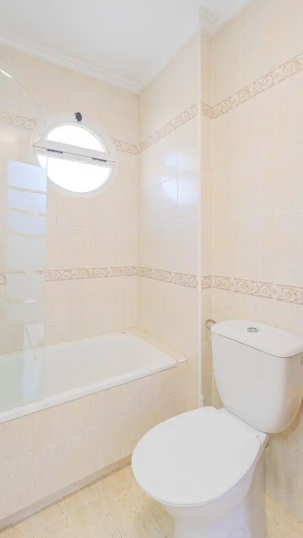 Baño de Dúplex en venta en Torrevieja con Aire acondicionado, Jardín privado y Trastero