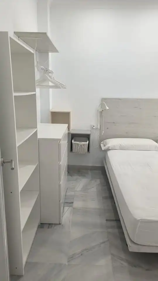 Dormitori de Apartament de lloguer en Jerez de la Frontera amb Aire condicionat i Moblat