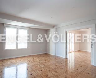 Sala d'estar de Apartament de lloguer en  Madrid Capital amb Aire condicionat i Balcó