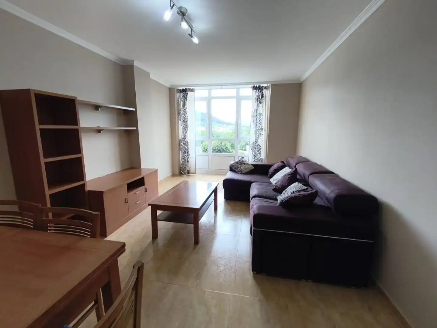 Wohnzimmer von Wohnung zur Miete in Viveiro mit Abstellraum, Schwimmbad und Möbliert