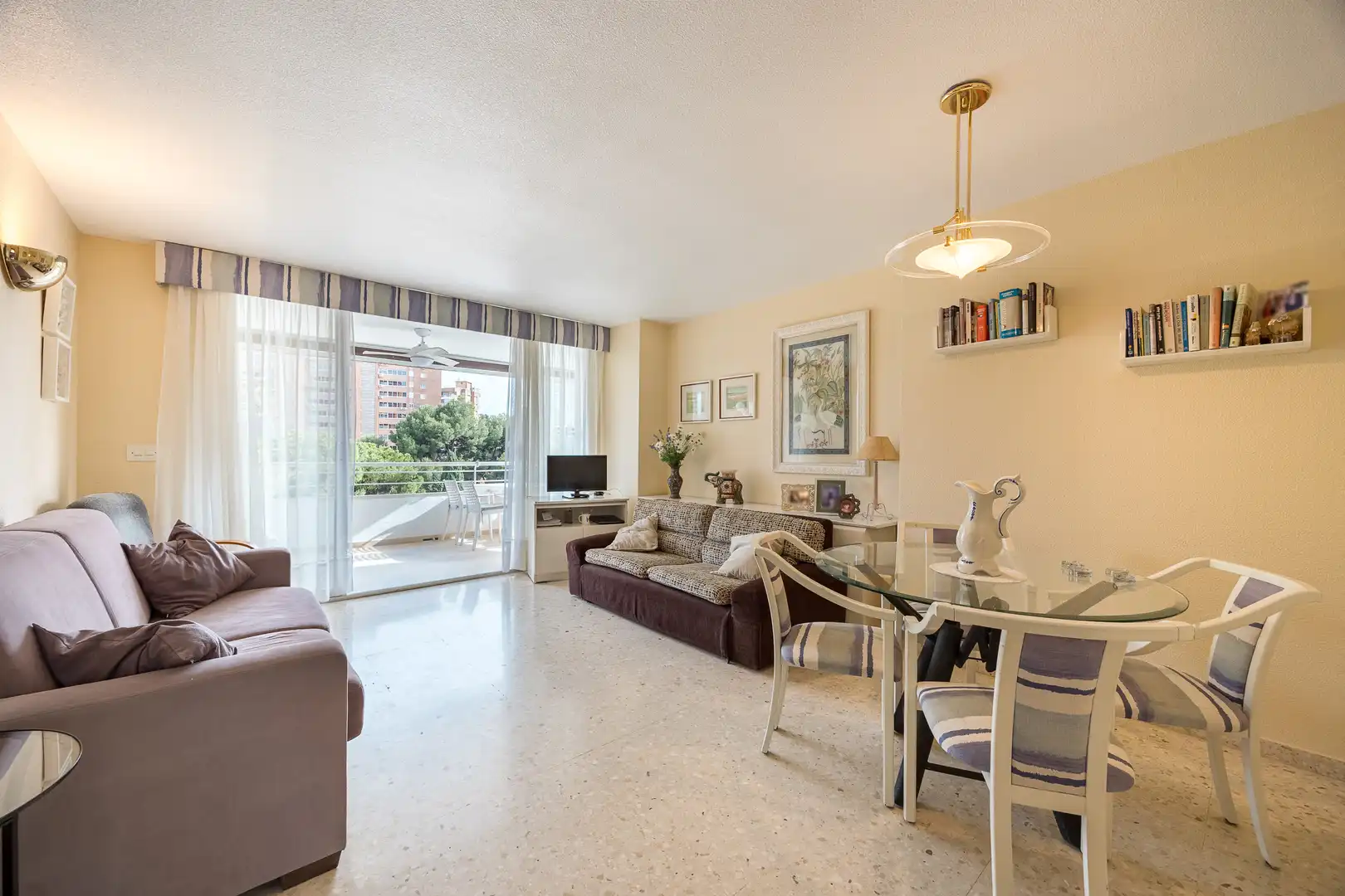 Sala de estar de Piso en venta en Benidorm con Piscina, Amueblado y Piscina comunitaria