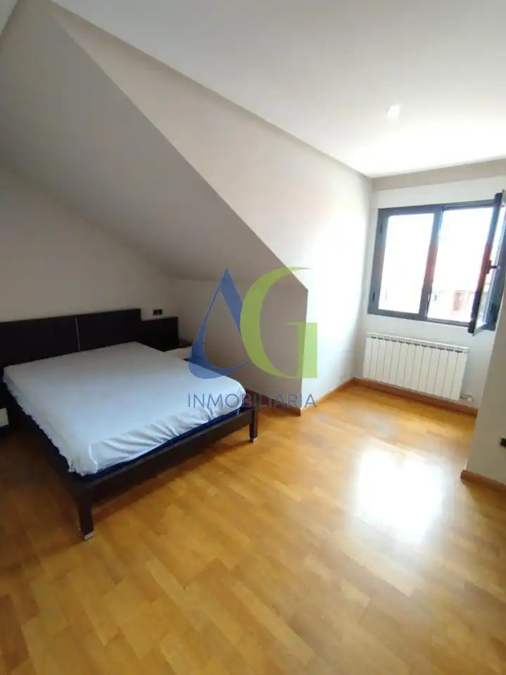 Habitación de Dúplex en venta en Villaquilambre con Calefacción y Trastero