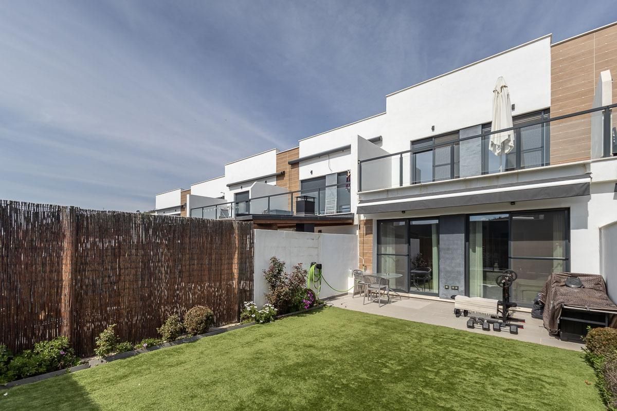 Außenansicht von Einfamilien-Reihenhaus zum Verkauf in  Granada Capital mit Privatgarten und Terrasse