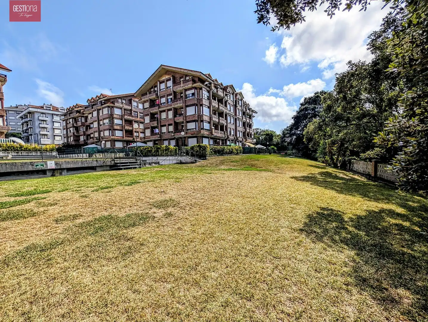 Vista exterior de Ático en venta en Noja con Calefacción, Balcón y Piscina comunitaria