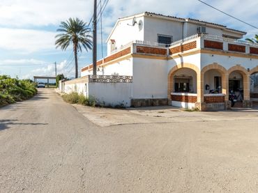 Xalet amb piscina en venda a Las Marinas / Les Marines