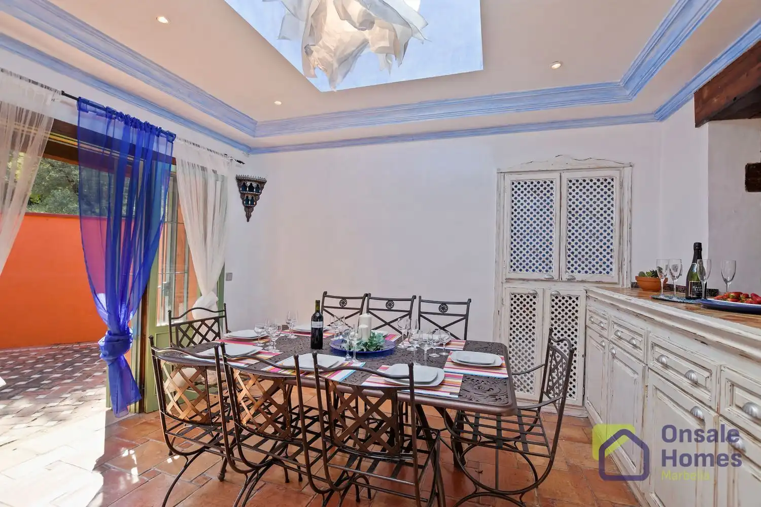 Menjador de Casa o xalet en venda en Marbella amb Aire condicionat, Jardí privat i Terrassa