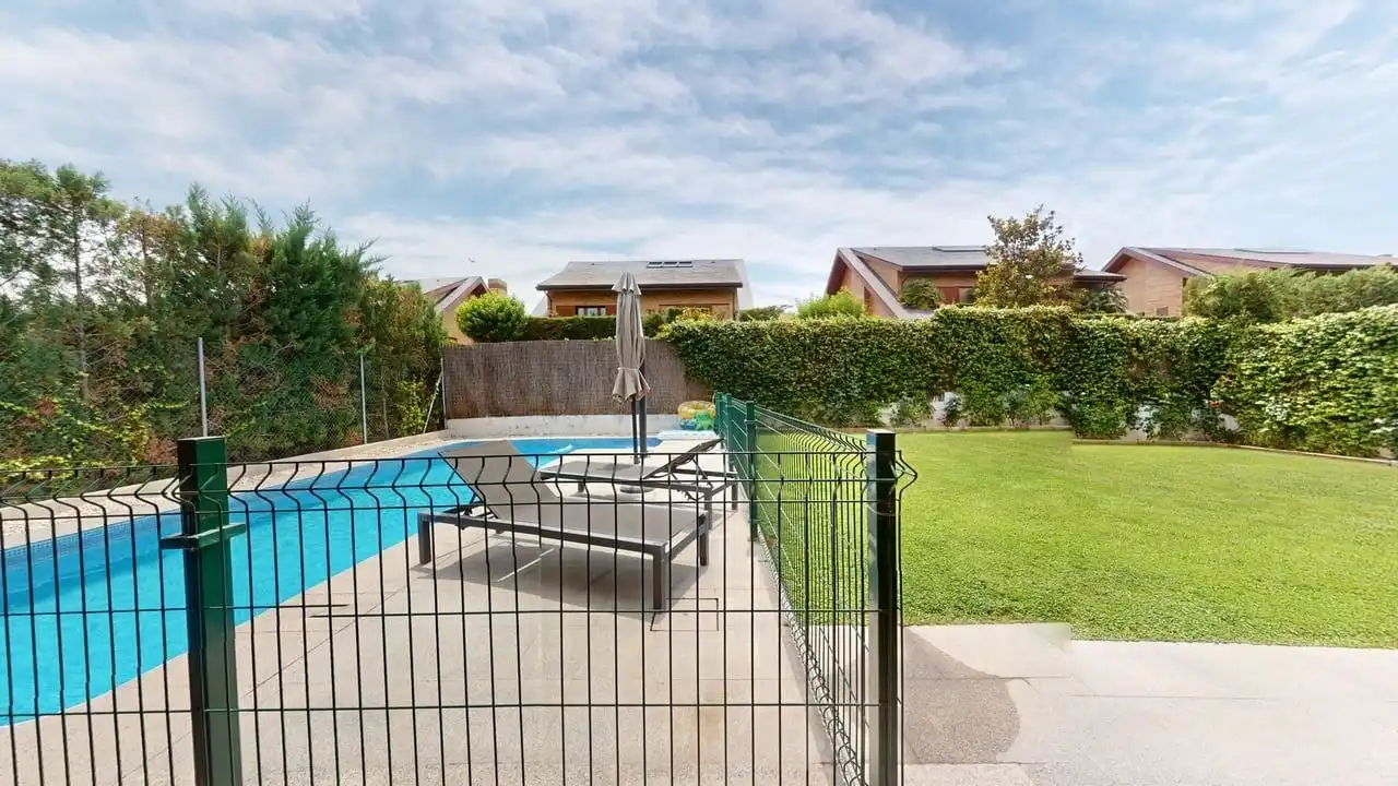 Swimming pool of Houses for sale in Ciudalcampo  with Air Conditioner, Heating and Private garden