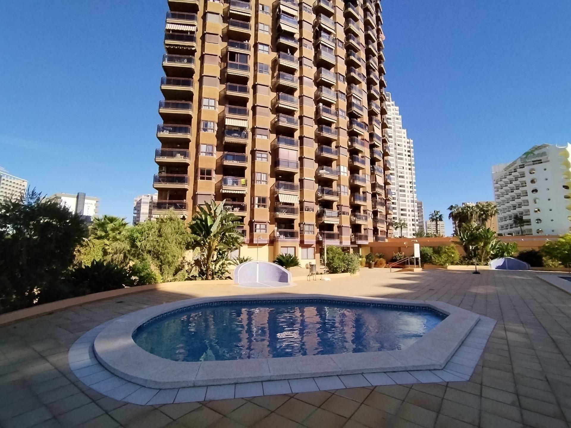Piscina de Apartament en venda en Benidorm amb Aire condicionat, Calefacció i Jardí privat