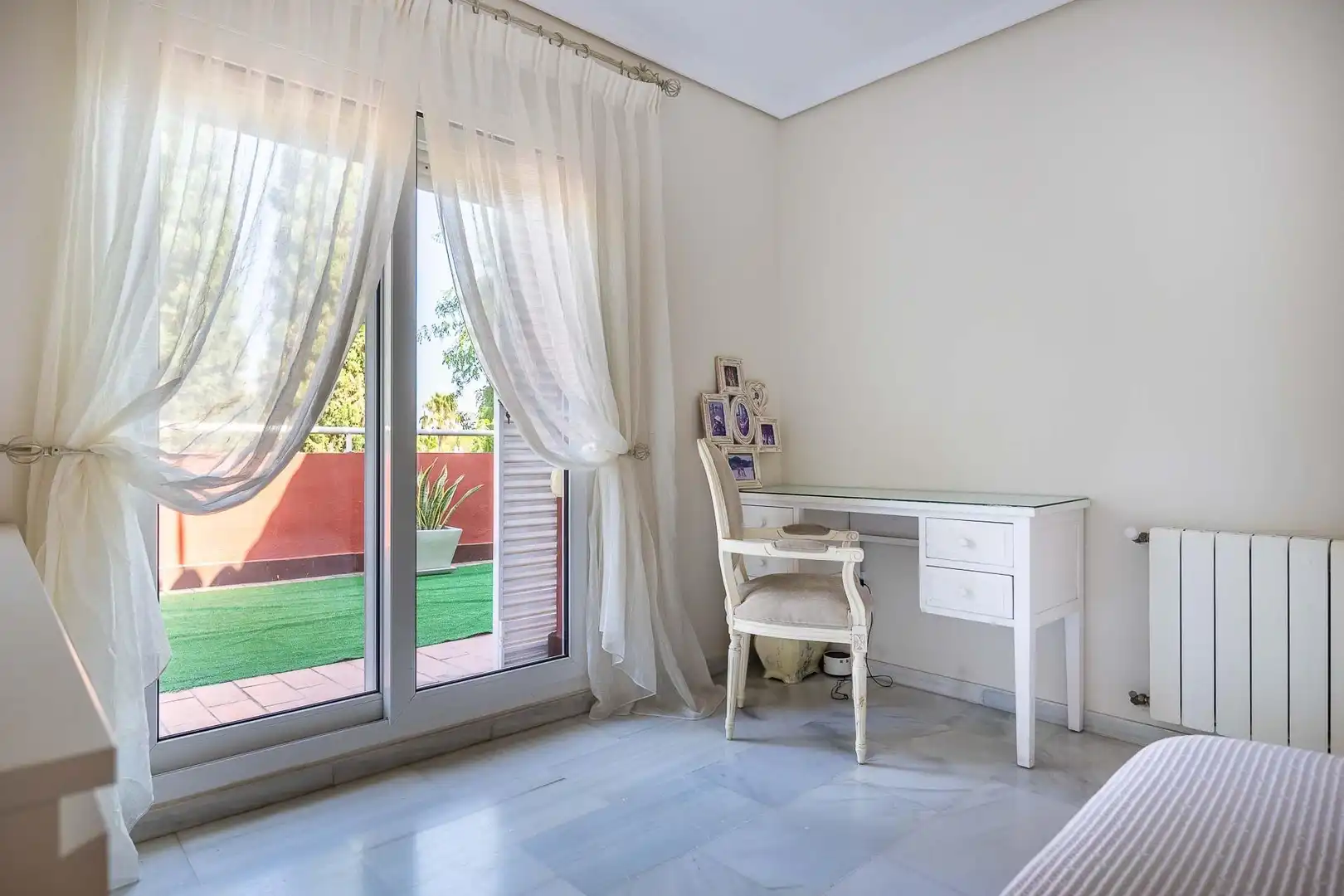 Dormitori de Casa o xalet en venda en Mairena del Aljarafe amb Aire condicionat, Calefacció i Jardí privat