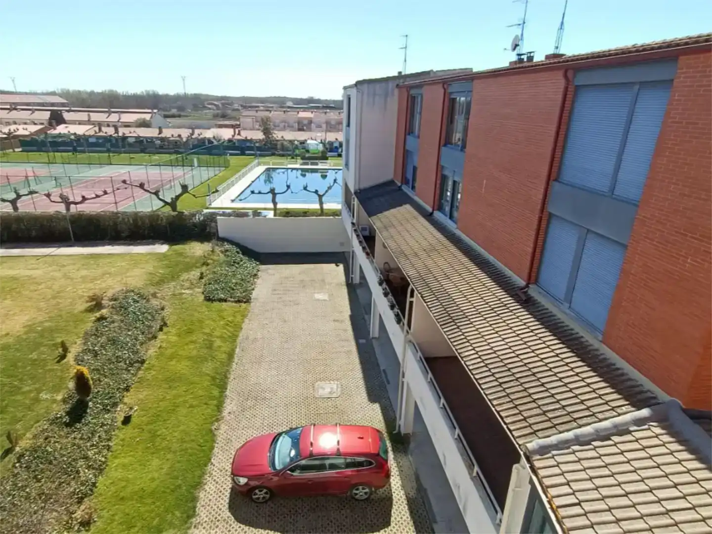 Aparcament de Casa adosada en venda en Valdefresno