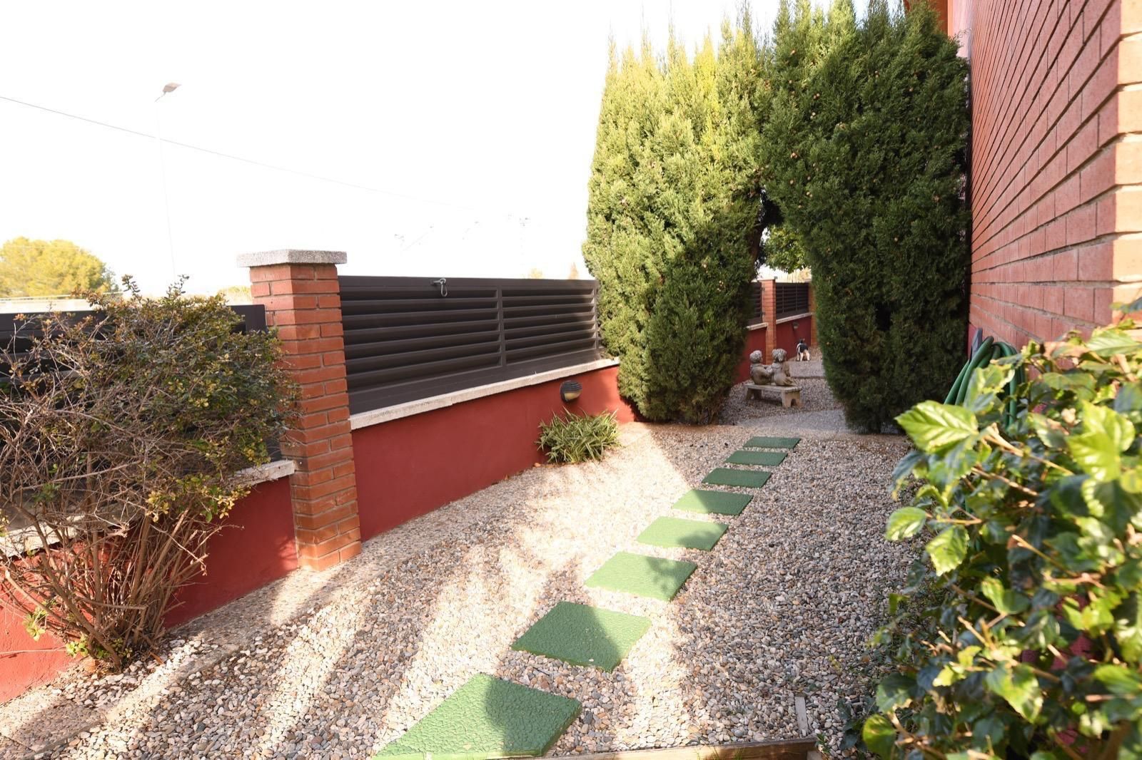Jardí de Casa o xalet en venda en Cubelles amb Aire condicionat, Calefacció i Jardí privat