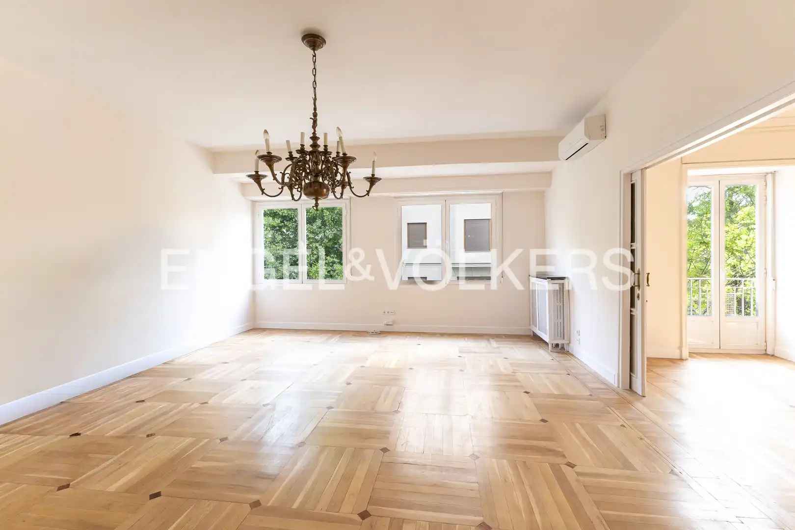 Living room of Flat for rent in Madrid  with Air Conditioner, Heating and Balcony