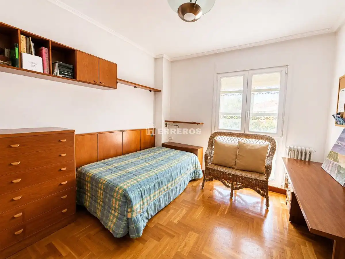 Dormitori de Pis en venda en  Logroño amb Calefacció, Parquet i Terrassa