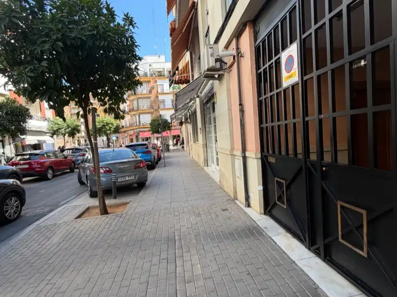 Vista exterior de Garatge en venda en Sevilla