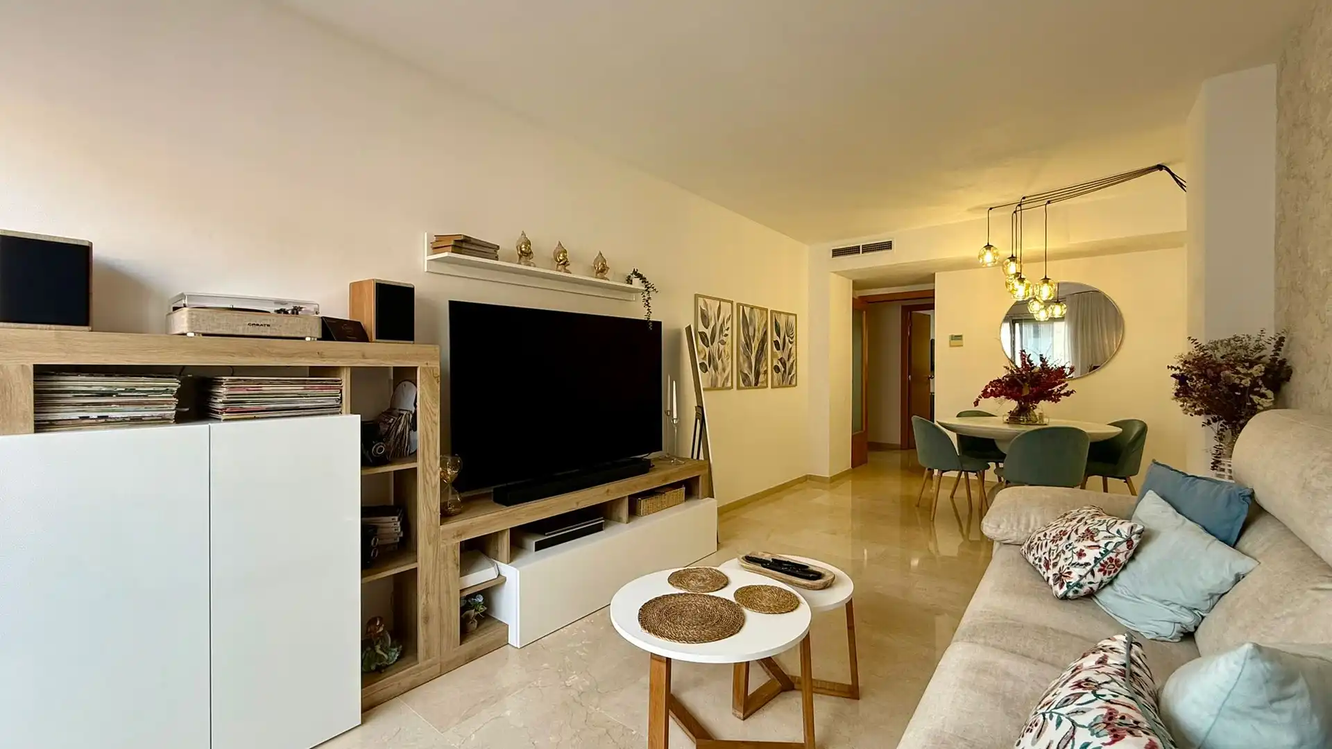 Sala d'estar de Dúplex en venda en Cornellà de Llobregat amb Balcó