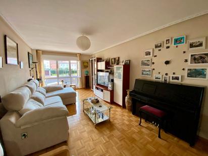 Living room of Flat for sale in Gijón   with Heating, Parquet flooring and Furnished