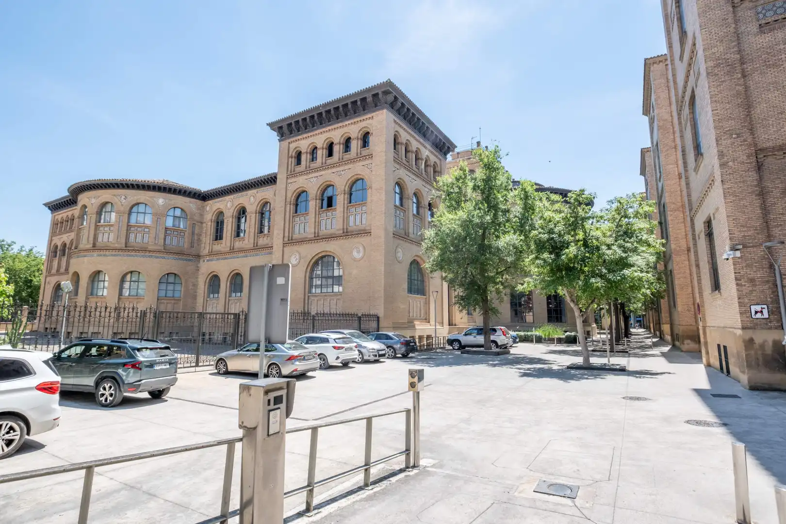 Exterior view of Commercial properties for sale in Zaragoza