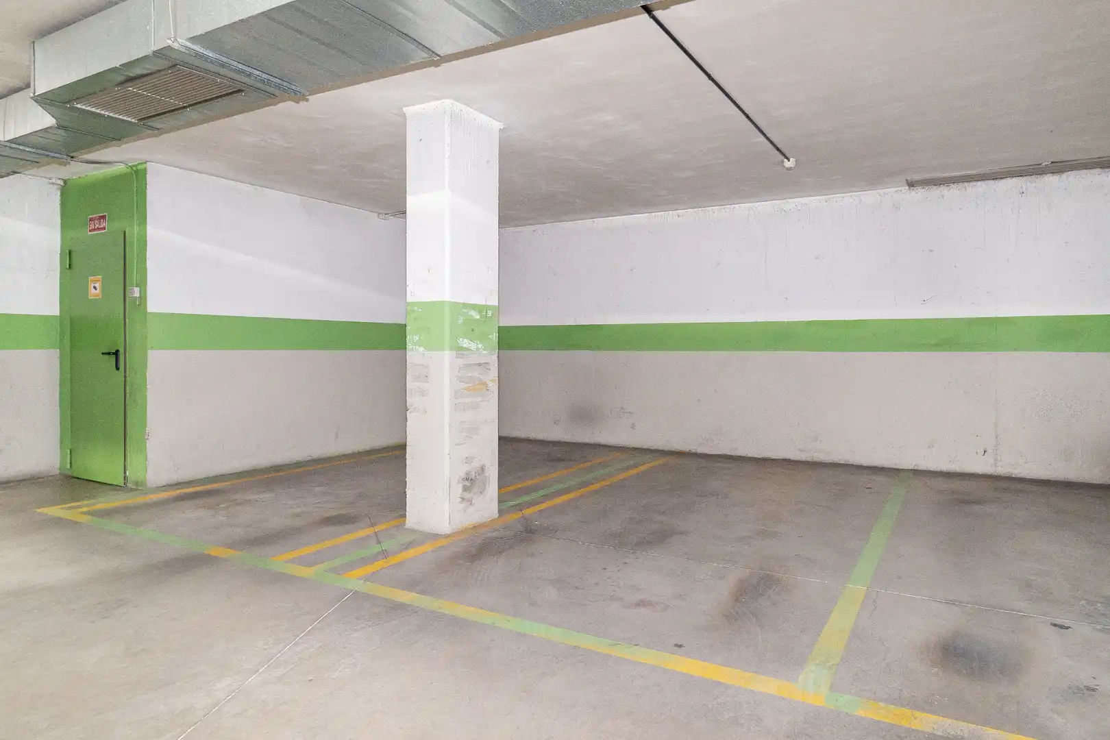 Parking of Flat for sale in Madrid  with Air Conditioner, Heating and Storage room