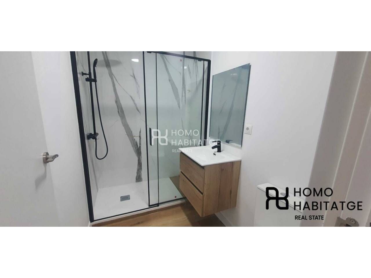 Bany de Local en venda en Barberà del Vallès amb Aire condicionat i Alarma