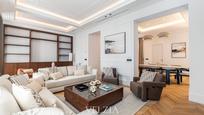 Sala d'estar de Pis en venda en  Madrid Capital amb Aire condicionat, Calefacció i Moblat