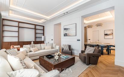 Living room of Flat for sale in  Madrid Capital  with Air Conditioner, Heating and Furnished
