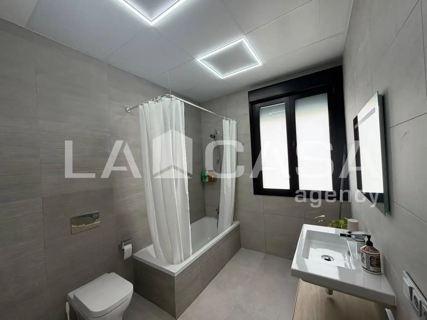 Badezimmer von Einfamilien-Reihenhaus zum Verkauf in Dos Hermanas mit Klimaanlage, Terrasse und Abstellraum