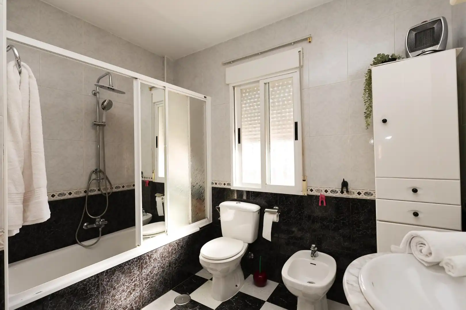 Baño de Casa adosada en venta en Cúllar Vega con Aire acondicionado y Amueblado