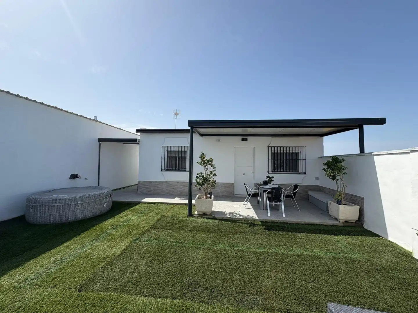 Vista exterior de Casa o xalet de lloguer en Chiclana de la Frontera amb Aire condicionat, Jardí privat i Moblat