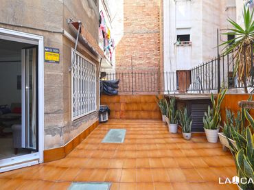 Appartamento con balcone in vendita a Carrer de Radas