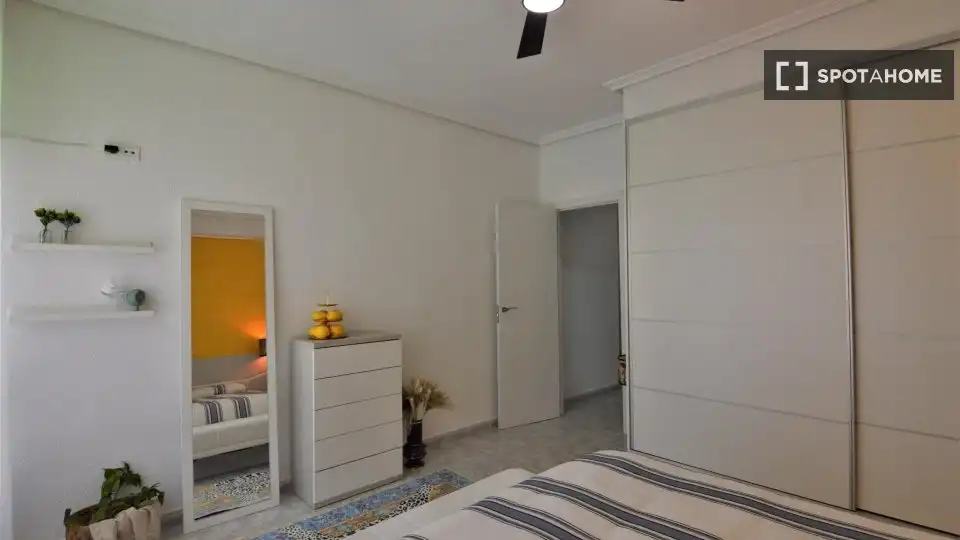 Habitación de Piso de alquiler en Cullera con Aire acondicionado, Calefacción y Amueblado