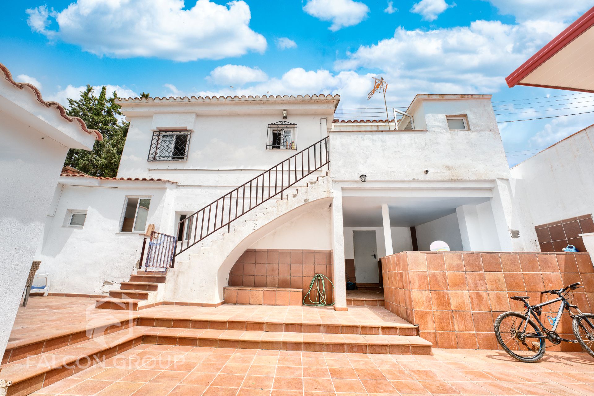 Vista exterior de Casa o xalet en venda en Vilanova i la Geltrú amb Aire condicionat, Calefacció i Piscina