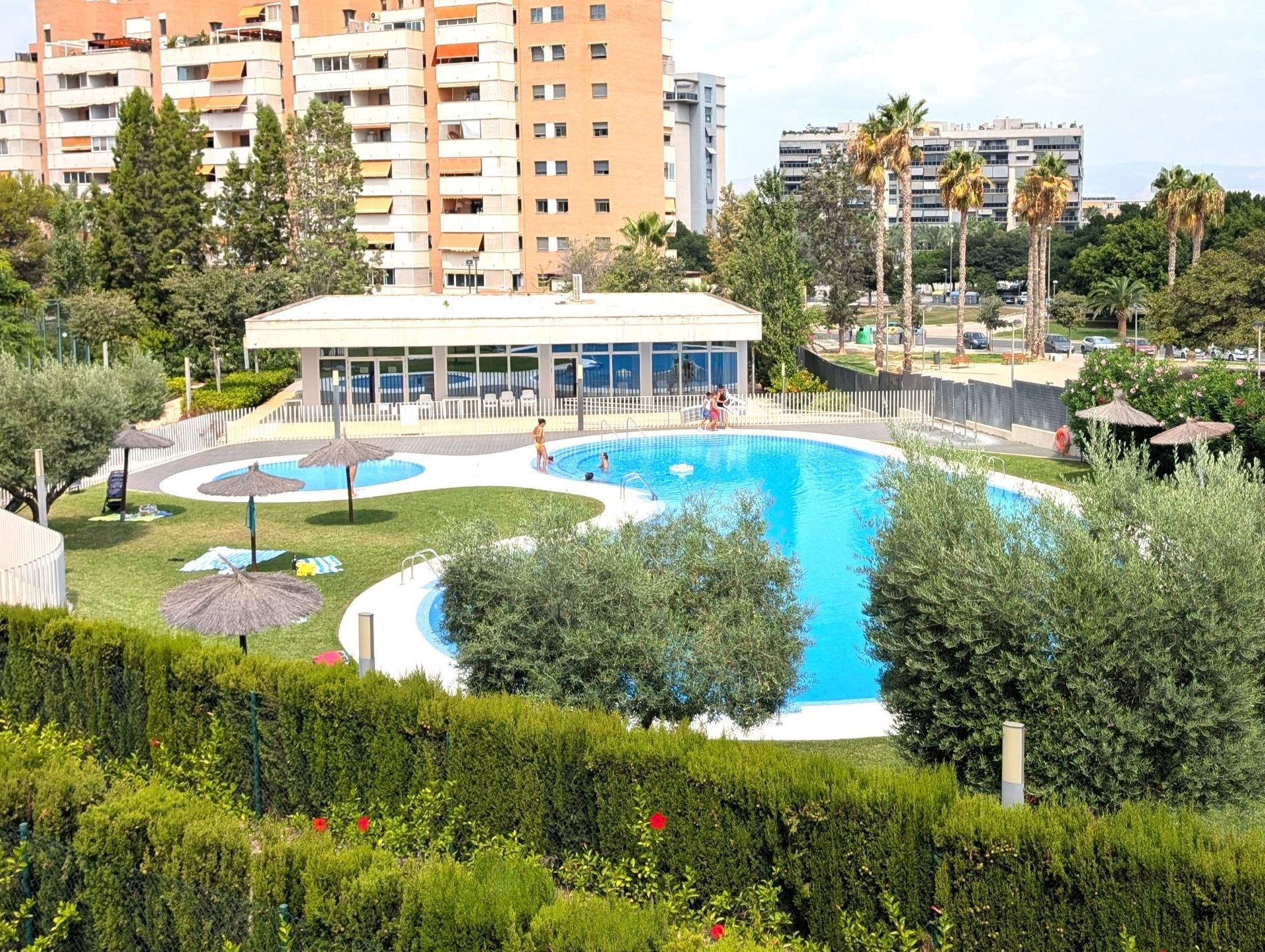Piscina de Pis en venda en Alicante / Alacant amb Jardí privat, Terrassa i Balcó