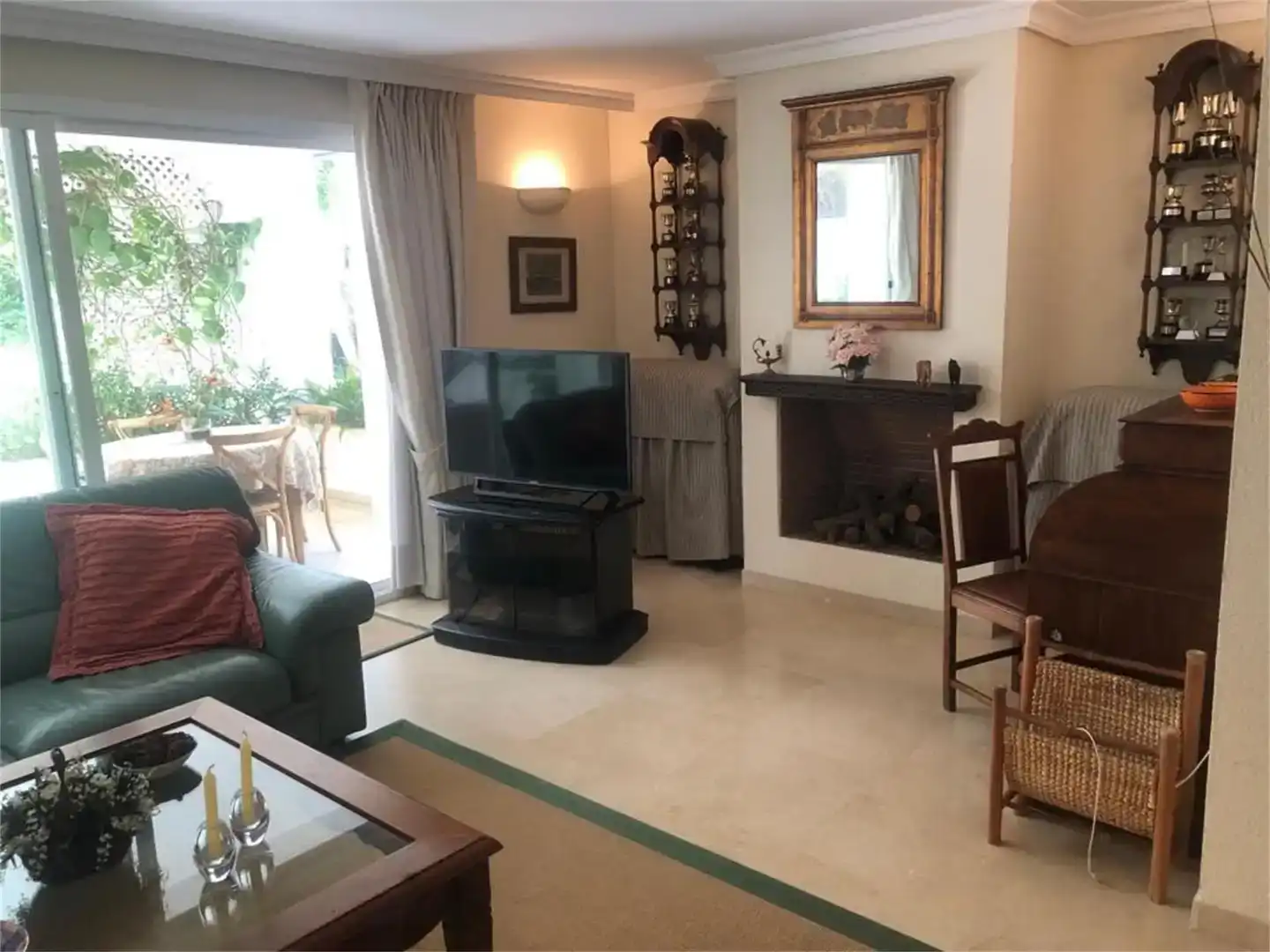 Sala d'estar de Casa adosada en venda en Estepona amb Aire condicionat, Piscina i Balcó