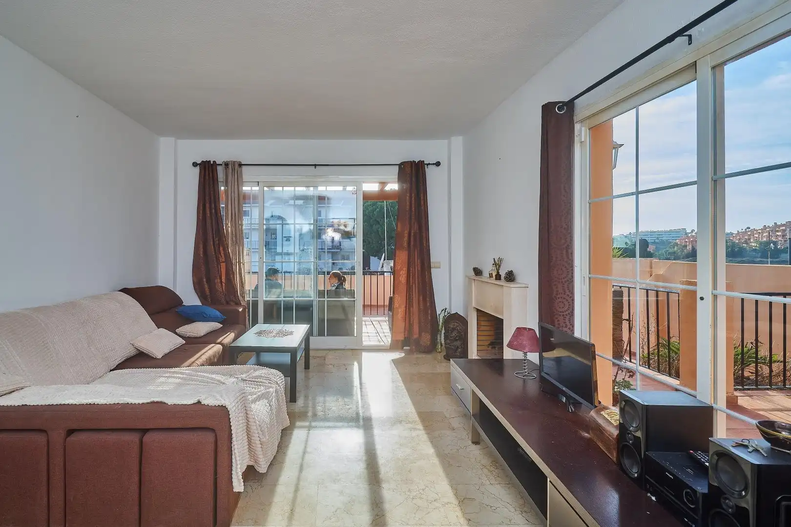 Sala d'estar de Casa o xalet en venda en Mijas amb Aire condicionat, Jardí privat i Terrassa