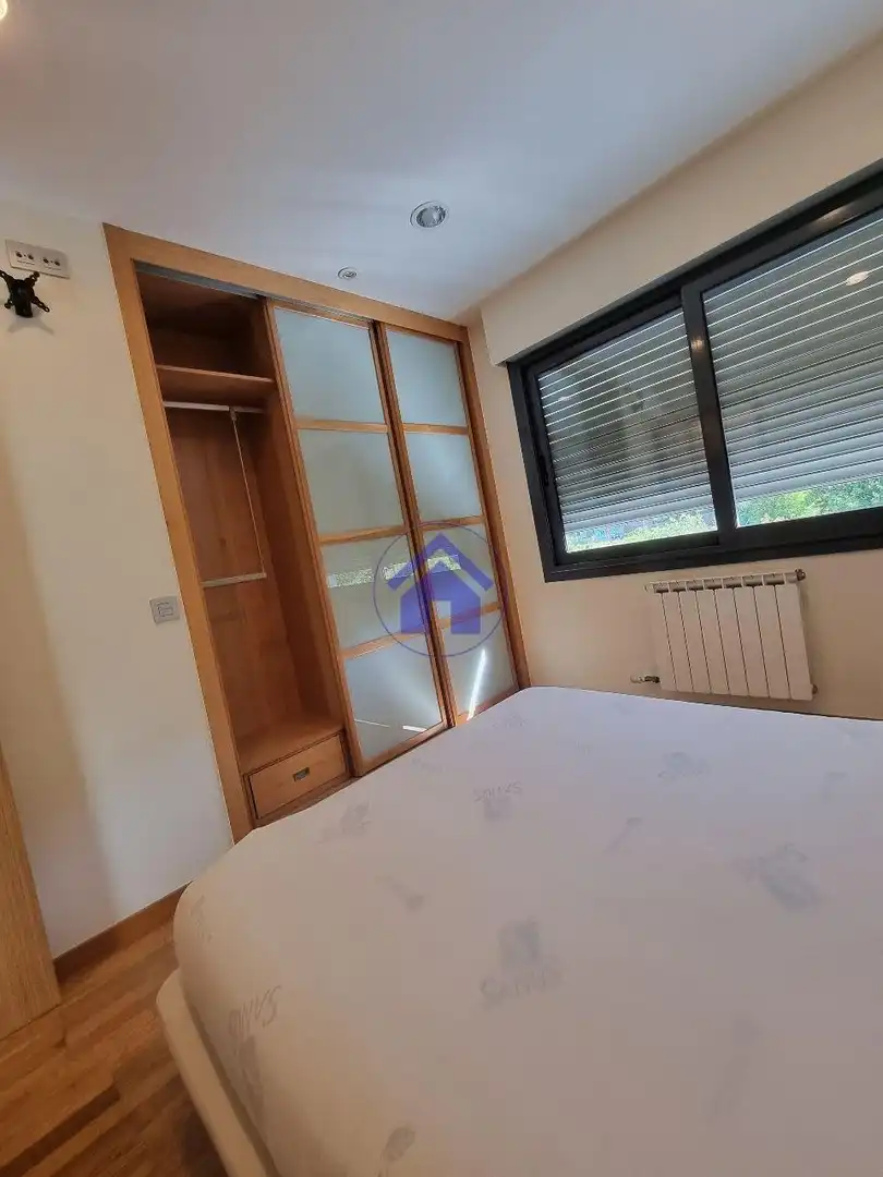 Dormitori de Apartament de lloguer en Vigo  amb Calefacció, Parquet i Traster