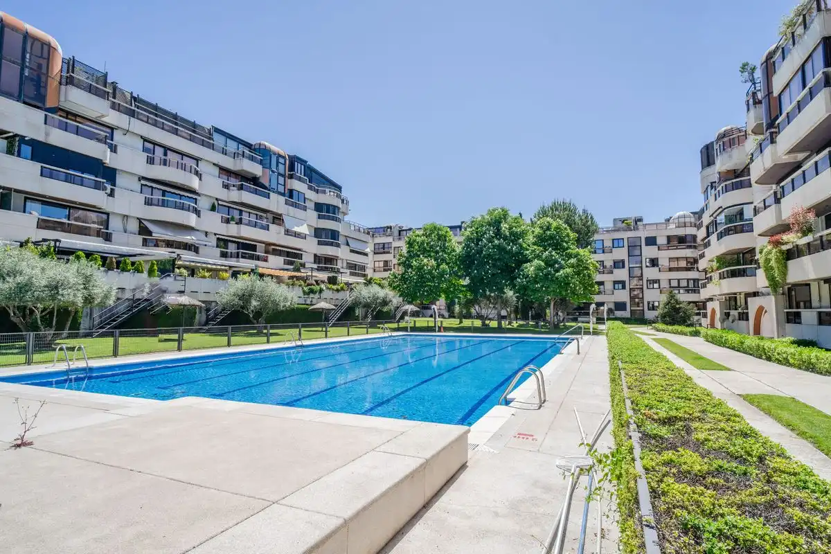 Swimming pool of Attic for sale in Madrid  with Air Conditioner, Heating and Private garden