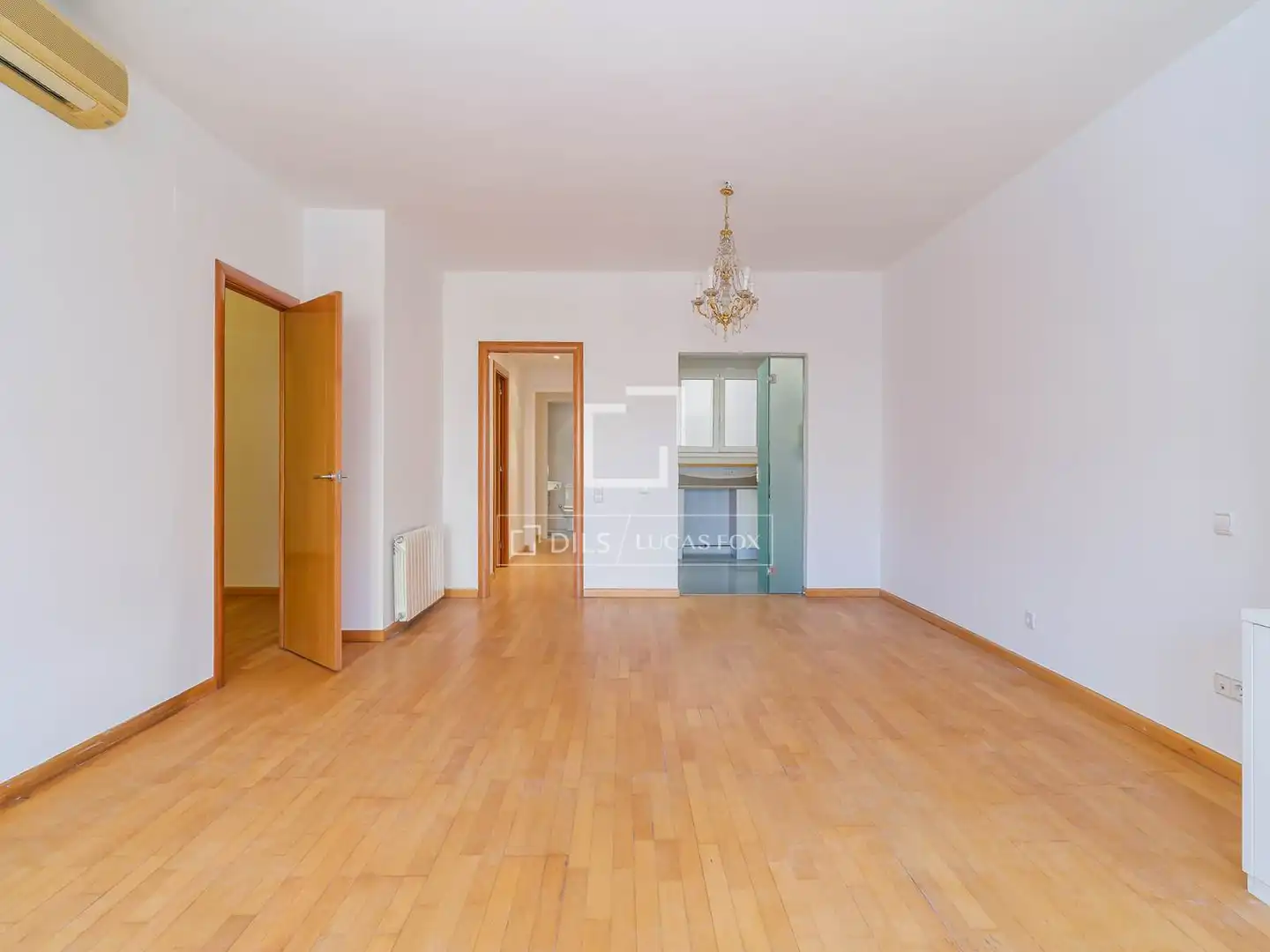 Wohnung zum Verkauf in Barcelona mit Klimaanlage, Heizung und Balkon