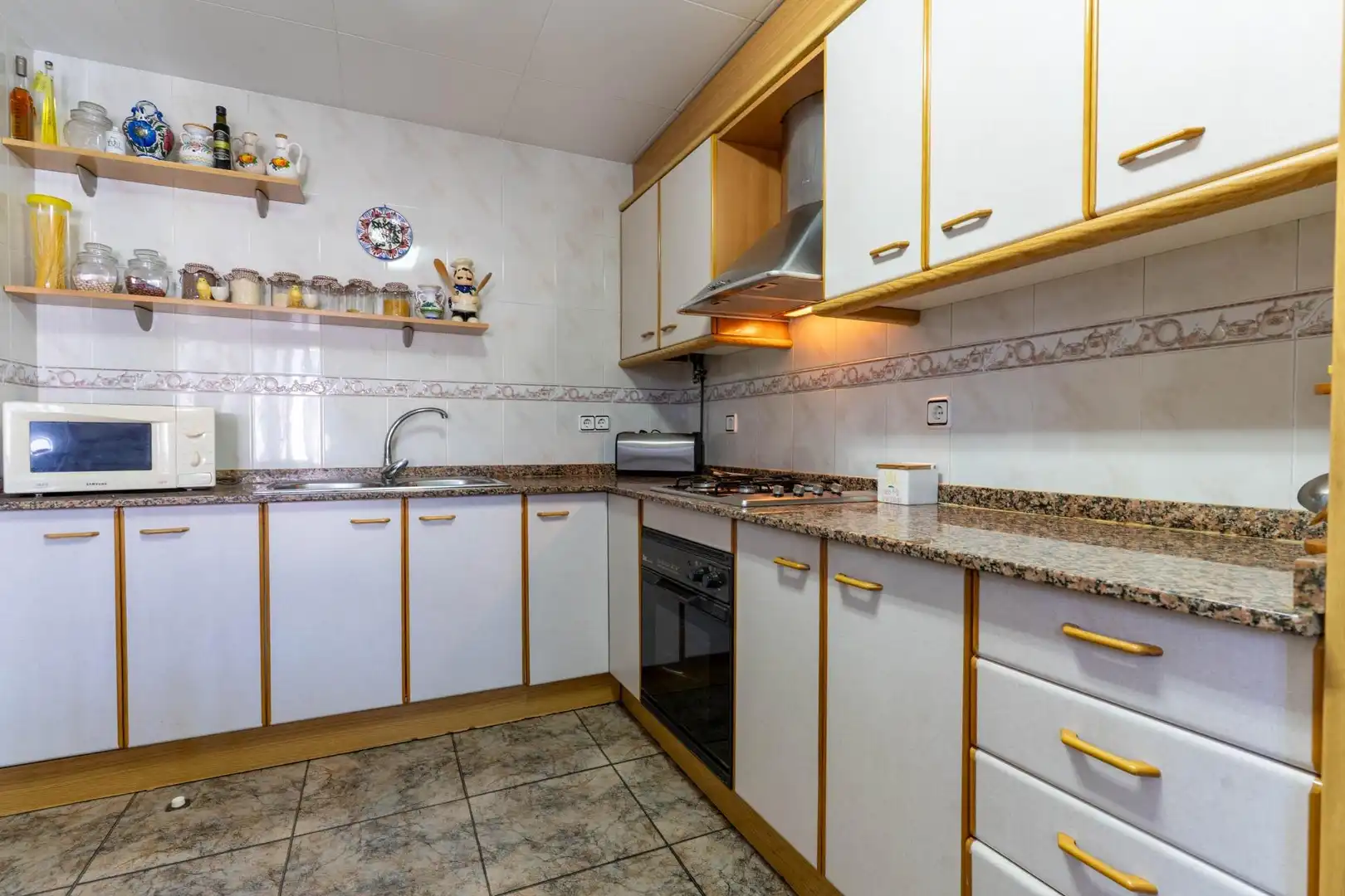 Cocina de Casa o chalet en venta en Olesa de Montserrat con Calefacción, Trastero y Piscina