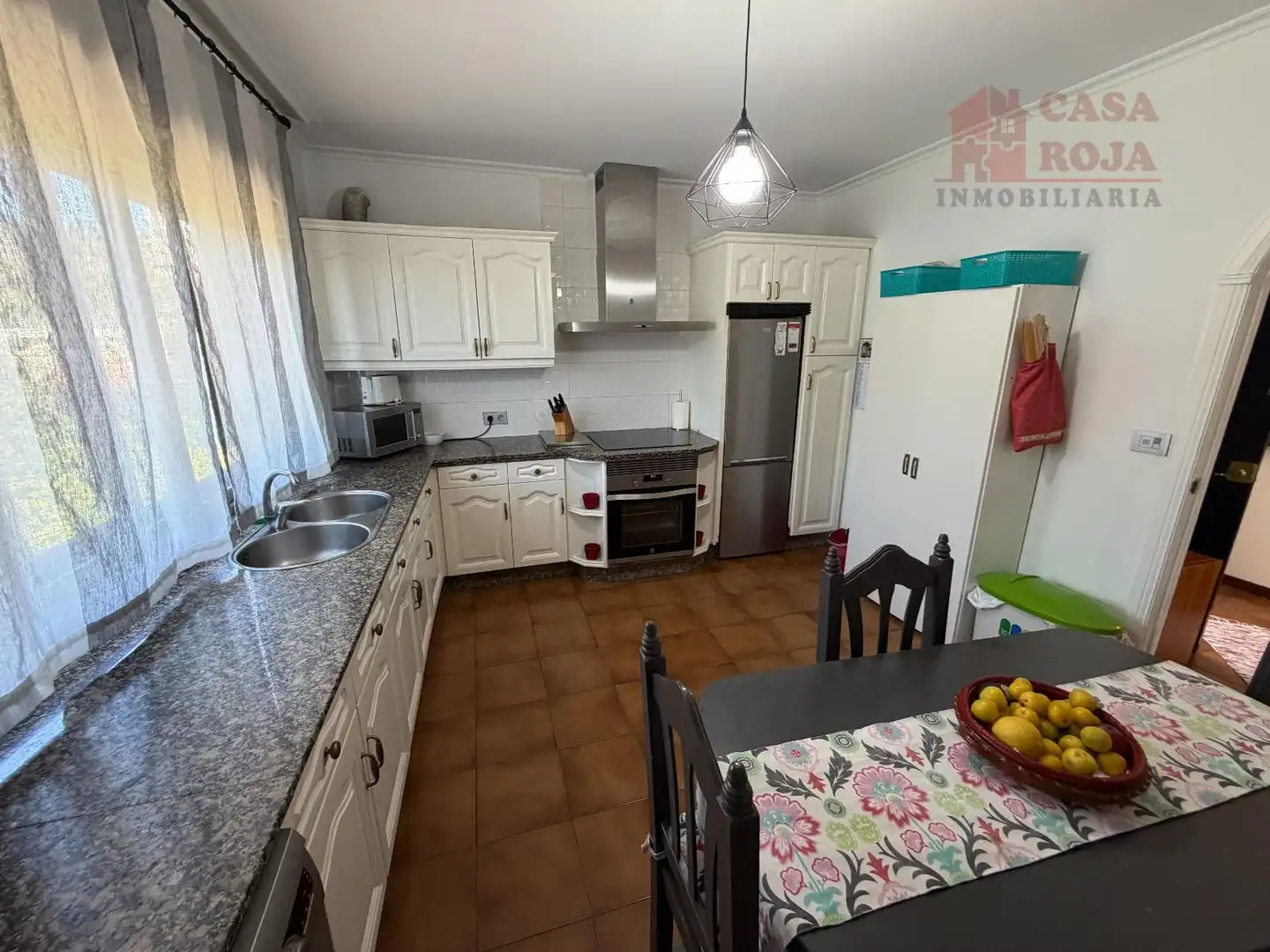 Cuina de Casa o xalet en venda en Cangas  amb Calefacció, Terrassa i Moblat