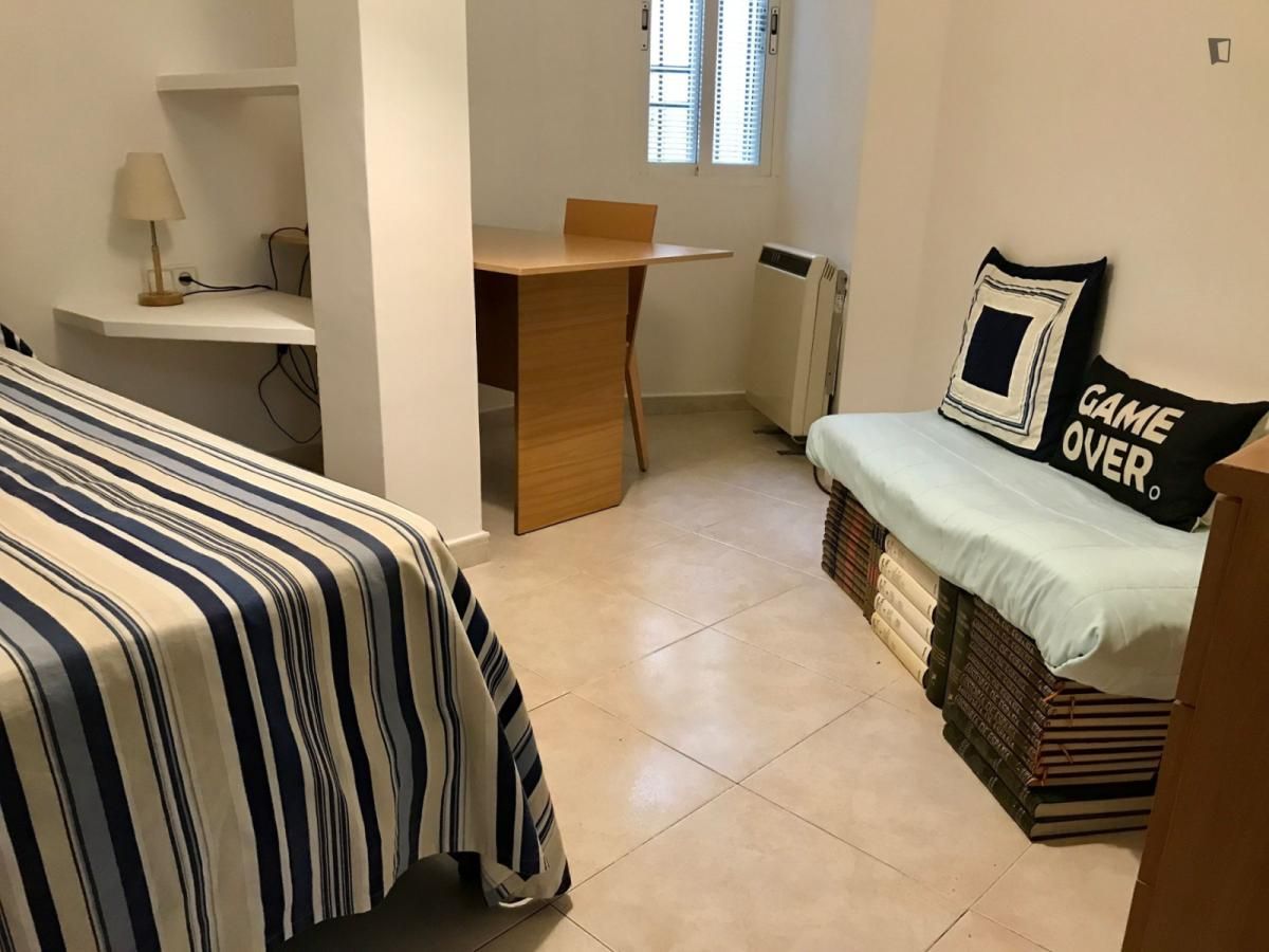 Dormitori de Apartament per a compartir en  Valencia Capital amb Moblat, Forn i Microones