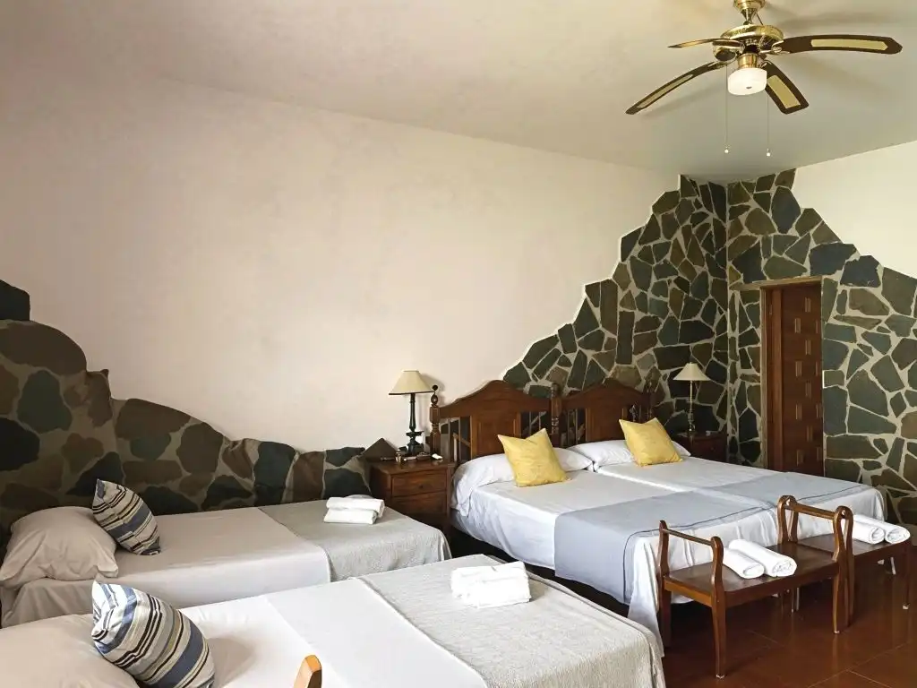 Dormitori de Finca rústica en venda en Montijo amb Jardí privat, Piscina i Moblat