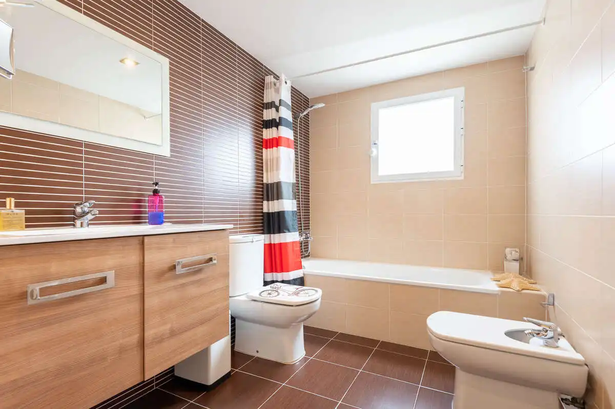 Baño de Casa adosada en venta en Les Alqueries / Alquerías del Niño Perdido con Aire acondicionado, Calefacción y Jardín privado