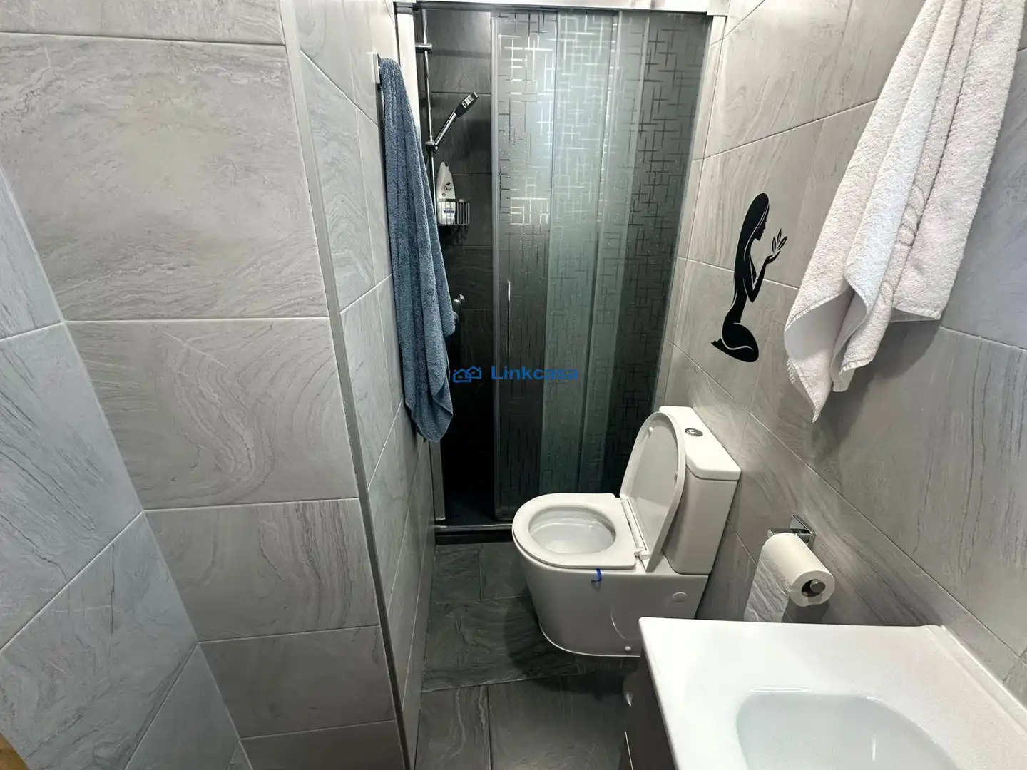 Bathroom of Flat for sale in Madrid