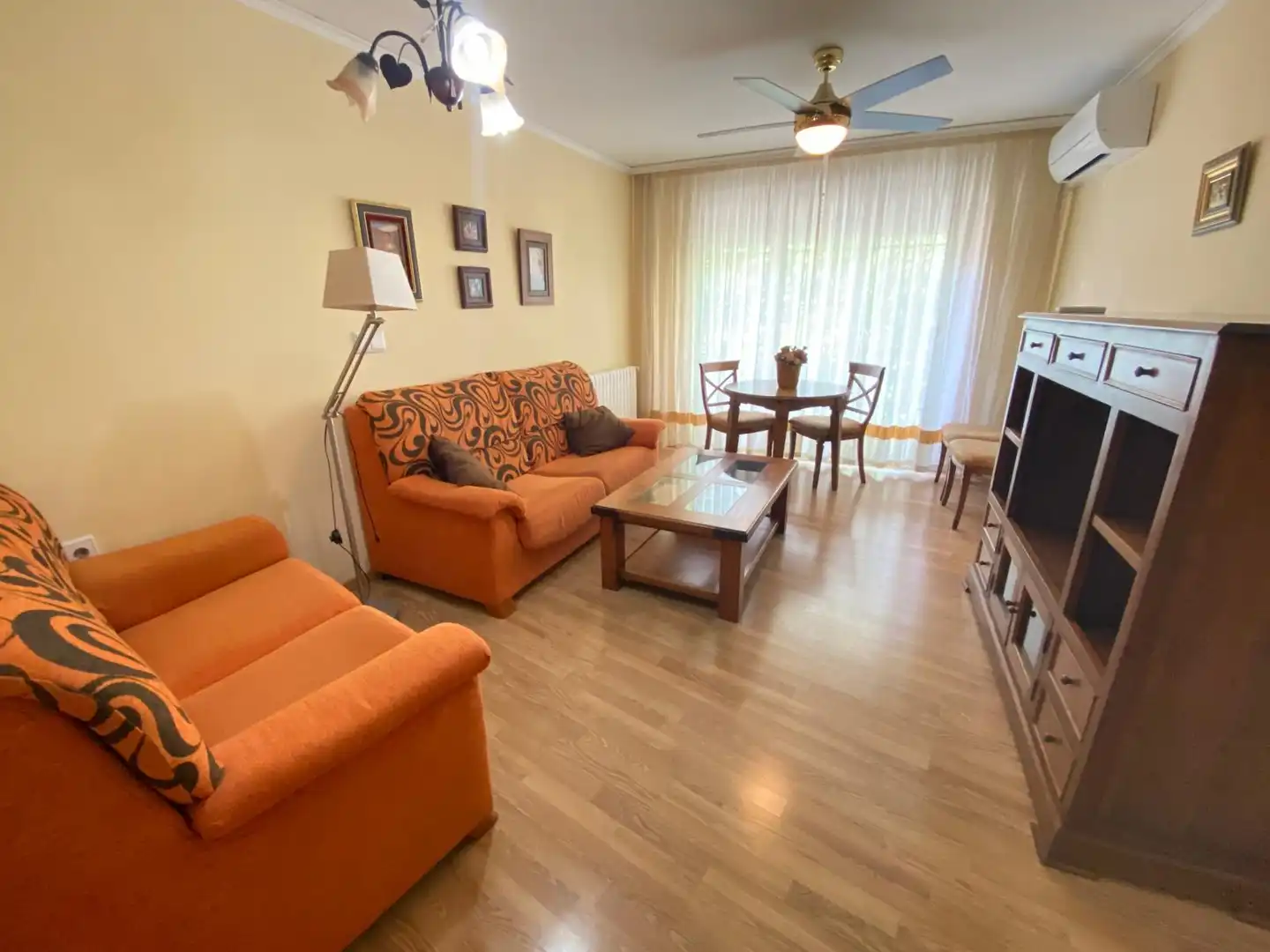 Sala de estar de Apartamento de alquiler en Albacete con Calefacción, Parquet y Amueblado