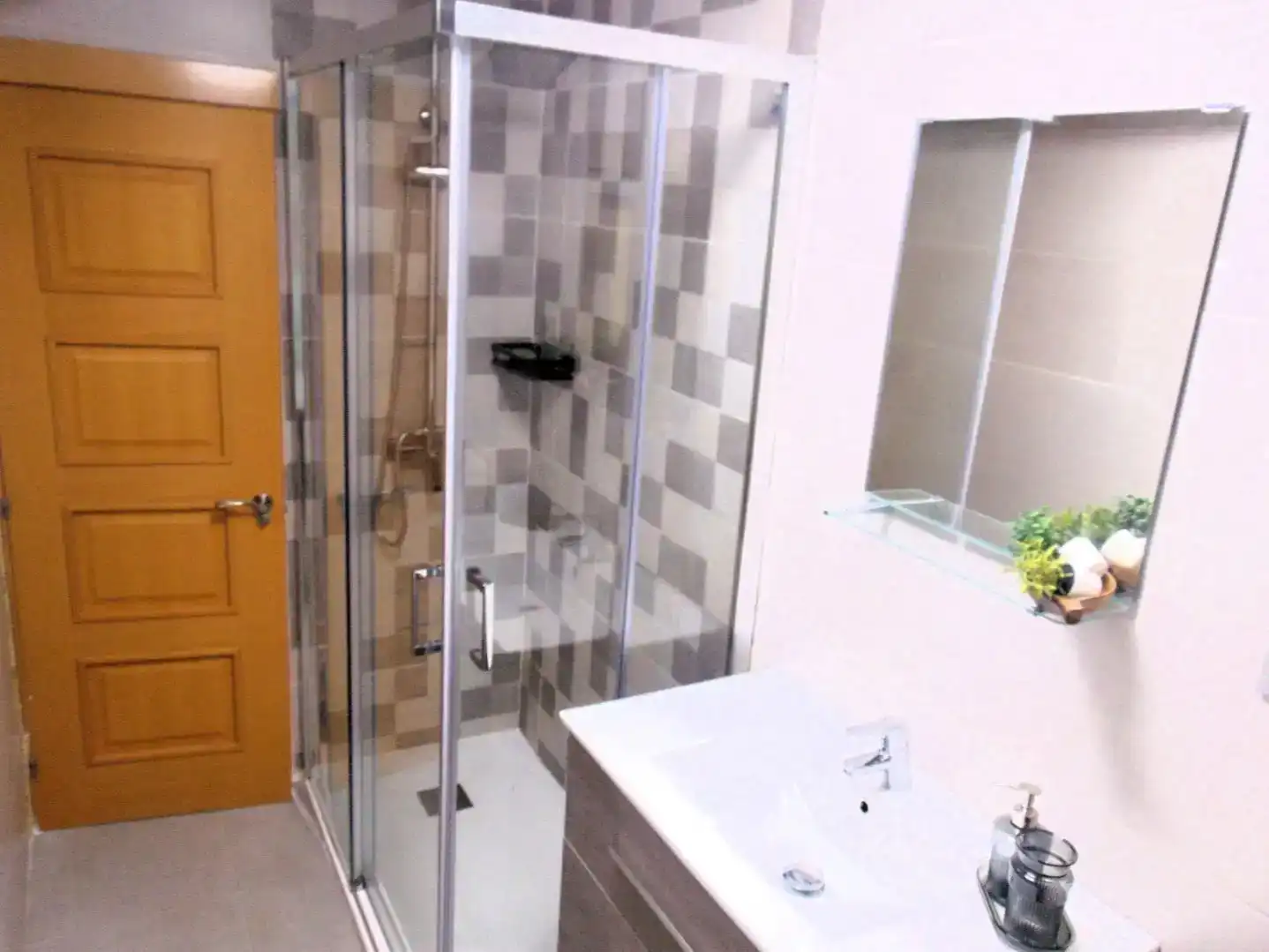 Badezimmer von Wohnung zur Miete in Lena mit Parkett und Möbliert