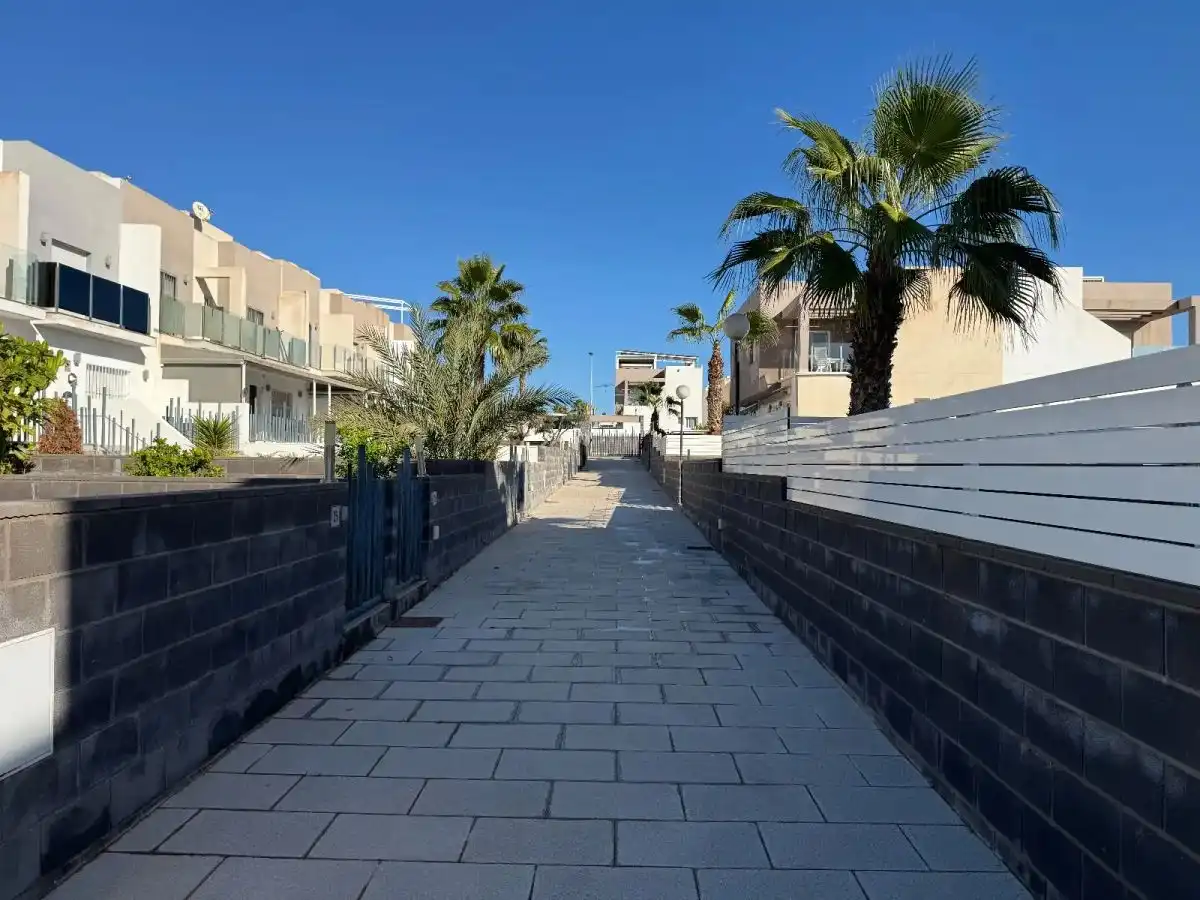 Vista exterior de Casa adosada en venta en Torrevieja con Aire acondicionado, Jardín privado y Amueblado