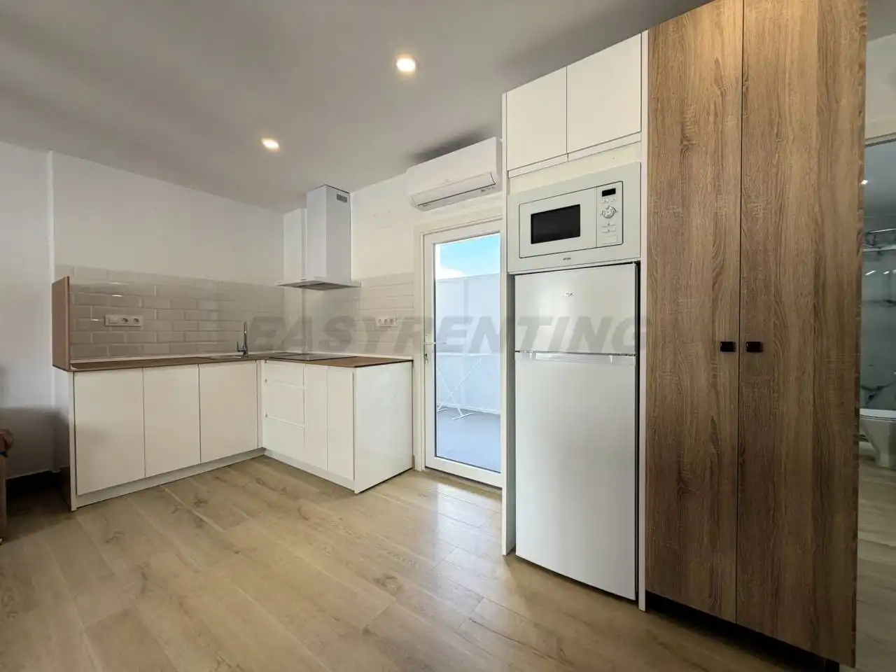 Cuina de Loft de lloguer en San Roque amb Aire condicionat, Terrassa i Moblat
