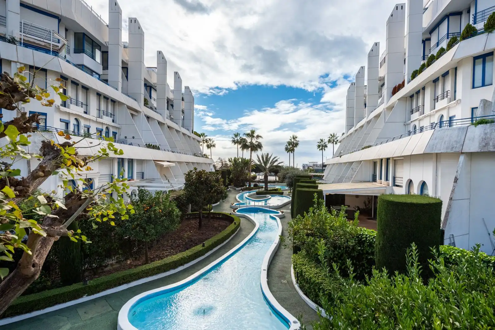Vista exterior de Dúplex en venta en Marbella con Aire acondicionado, Terraza y Piscina