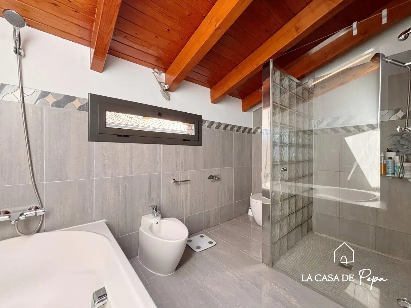 Badezimmer von Haus oder Chalet zum Verkauf in Begues mit Heizung und Schwimmbad