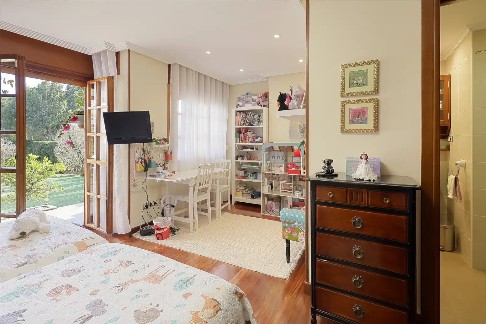 Dormitori de Casa o xalet en venda en Gijón  amb Calefacció, Jardí privat i Parquet